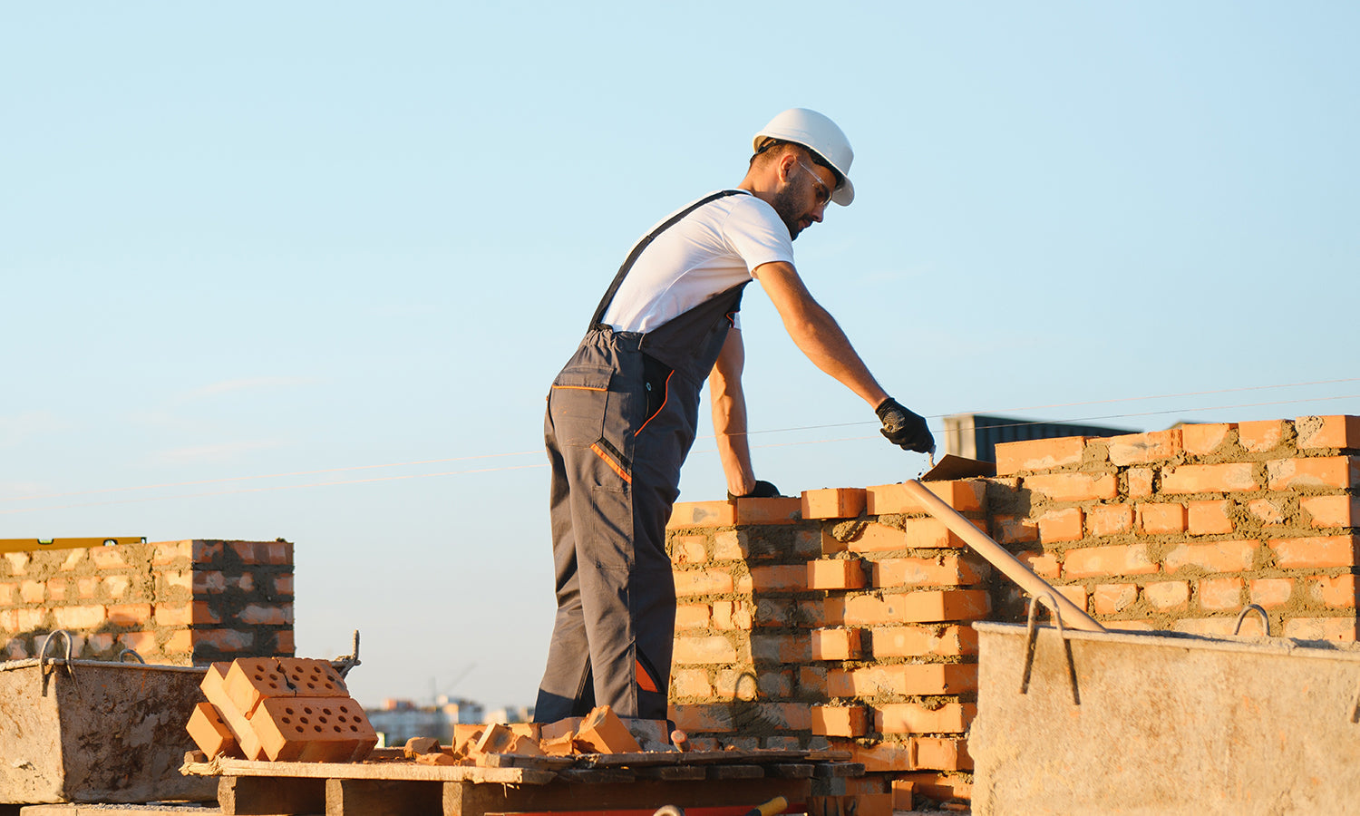 Cold Laser Therapy for Construction Workers: Supporting Joint Comfort and Muscle Recovery After Years of Physical Labor