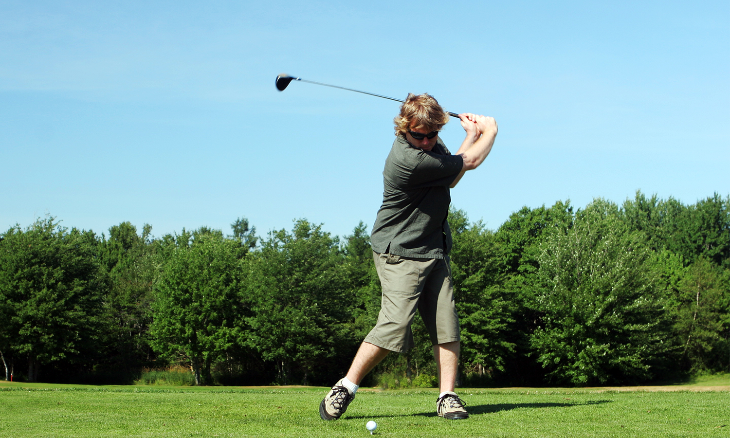 Cold Laser Therapy for Golfers: Supporting Elbow Comfort, Shoulder Recovery, and Muscle Relaxation After Every Swing